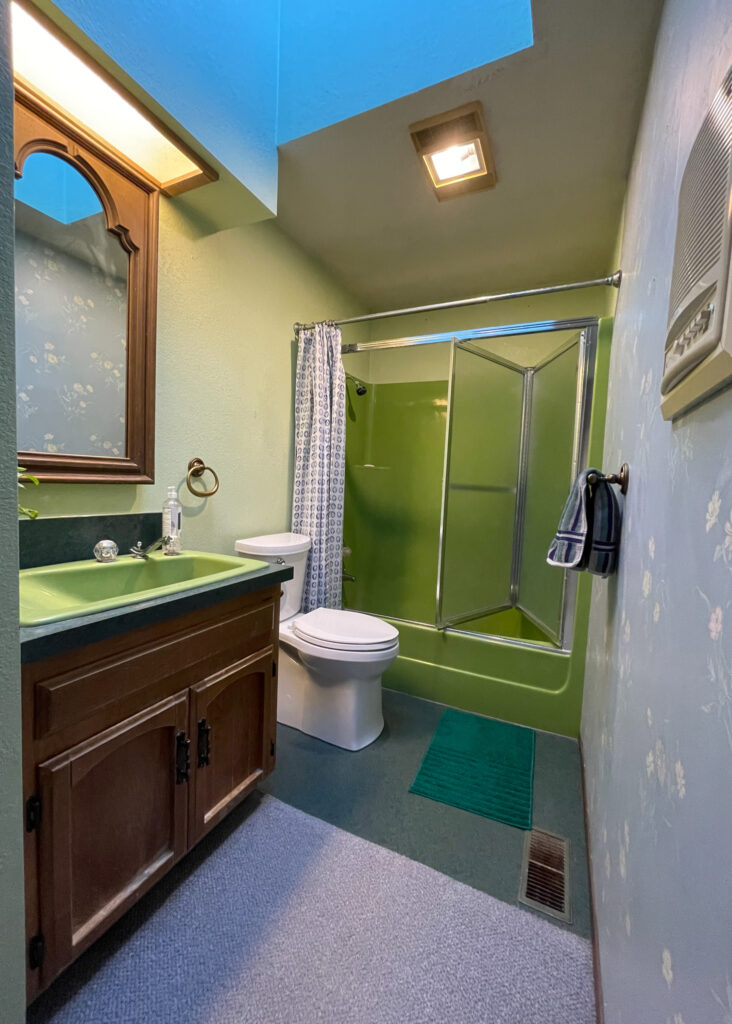 Outdated bathroom in need of online bathroom design makeover